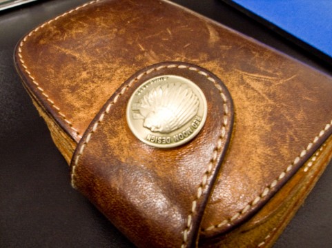【財布の捨て方】分別方法は？古い財布の風水的な処分方法も紹介！