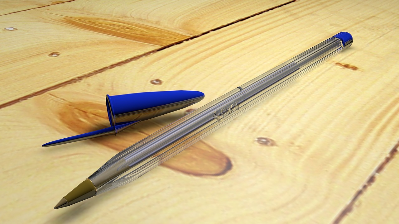 ボールペンの落書きを消す方法 壁紙 合皮 布 木製机についたインクの落とし方