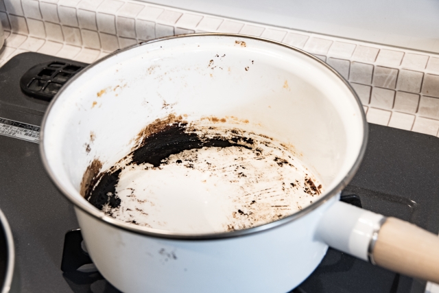 ホーロー鍋の焦げの落とし方 頑固 ひどい汚れ 酢 重曹 クエン酸などを使った方法