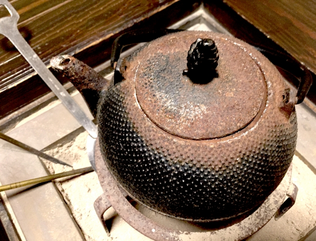 錆び 鉄瓶 鉄瓶の錆びは緑茶で取る！湯垢をつけて錆びを防ぐお手入れ方法を解説｜YOURMYSTAR STYLE